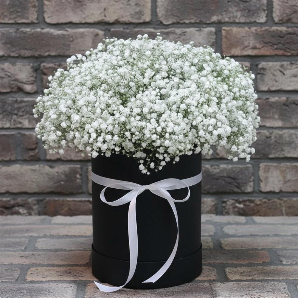 Цветочная композиция из Гипсофила в шляпной коробке в Тонкино