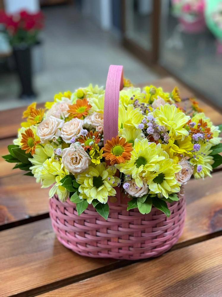 Цветочная композиция из Хризантемы и Розы в корзине в Тонкино
