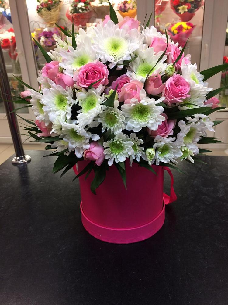 Цветочная композиция из Розы и Хризантемы в шляпной коробке в Тонкино