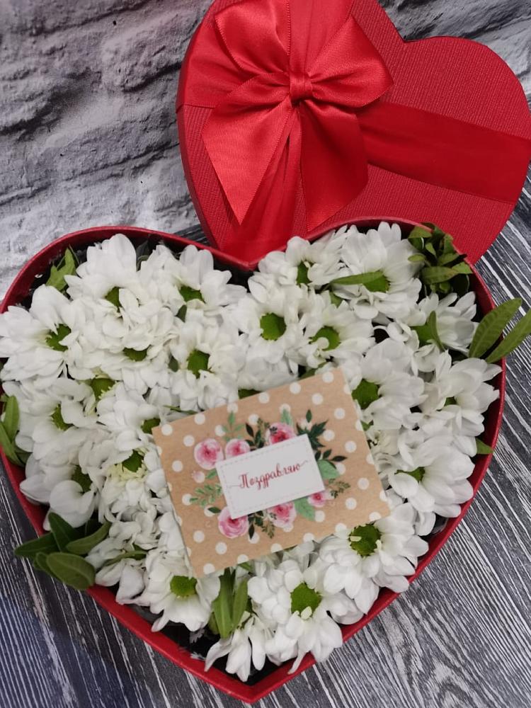 Цветочная композиция из Хризантемы в виде сердца в Тонкино