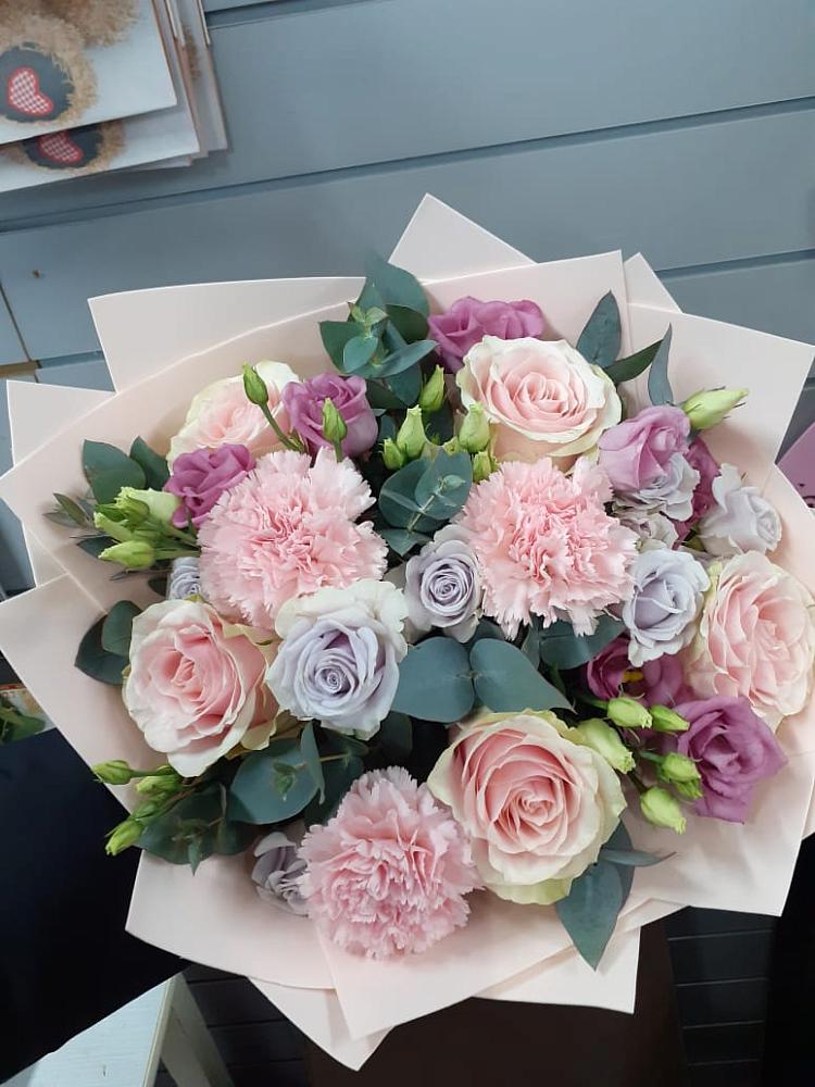 Букет цветов из: Розы, Гвоздики и Лизиантусы в Тонкино